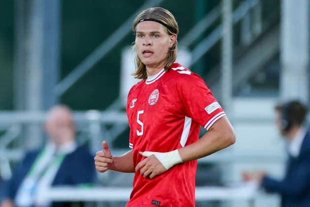 Gustav Schjott (Denmark) schaut, UEFA European Under-19 Championship 2026 Group A, Germany v Denmark, Central Park Stadium am 28. June 2026 in Denbigh, Vereinigtes Königreich. (Foto von Marco Steinbrenner DeFodi Images) Gustav Schjott (Denmark) looks on, UEFA European Under-19 Championship 2026 Group A, Germany v Denmark, Central Park Stadium, June 28, 2026 in Denbigh, United Kingdom. (Photo by Marco Steinbrenner DeFodi Images) - *** Gustav Schjott Denmark looks on, 2026 UEFA European Under-19 Championship Group A, Germany vs. Denmark, Central Park Stadium on June 28, 2026, in Denbigh, United Kingdom. Photo by Marco Steinbrenner, DeFodi Images. Gustav Schjott of Denmark looks on, UEFA European Under-19 Championship 2026, Group A, Germany vs. Denmark, Central Park Stadium, June 28, 2026, in Denbigh, United Kingdom. Photo by Marco Steinbrenner, DeFodi Images