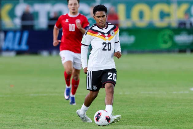 Tiago Poller (Germany) kontrolliert den Ball, UEFA European Under-19 Championship 2026 Group A, Germany v Denmark, Central Park Stadium am 28. June 2026 in Denbigh, Vereinigtes Königreich. (Foto von Marco Steinbrenner DeFodi Images) Tiago Poller (Germany) controls the ball, UEFA European Under-19 Championship 2026 Group A, Germany v Denmark, Central Park Stadium, June 28, 2026 in Denbigh, United Kingdom. (Photo by Marco Steinbrenner DeFodi Images) - *** Tiago Poller of Germany controls the ball, 2026 UEFA European Under-19 Championship Group A, Germany vs. Denmark, Central Park Stadium on June 28, 2026, in Denbigh, United Kingdom. Photo by Marco Steinbrenner, DeFodi Images. Tiago Poller (Germany) controls the ball, 2026 UEFA European Under-19 Championship, Group A, Germany vs. Denmark, Central Park Stadium, June 28, 2026, in Denbigh, United Kingdom. Photo by Marco Steinbrenner, DeFodi Images