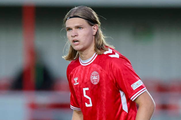 Gustav Schjott (Denmark) schaut, UEFA European Under-19 Championship 2026 Group A, Germany v Denmark, Central Park Stadium am 28. June 2026 in Denbigh, Vereinigtes Königreich. (Foto von Marco Steinbrenner DeFodi Images) Gustav Schjott (Denmark) looks on, UEFA European Under-19 Championship 2026 Group A, Germany v Denmark, Central Park Stadium, June 28, 2026 in Denbigh, United Kingdom. (Photo by Marco Steinbrenner DeFodi Images) - *** Gustav Schjott Denmark looks on, 2026 UEFA European Under-19 Championship Group A, Germany vs. Denmark, Central Park Stadium on June 28, 2026, in Denbigh, United Kingdom. Photo by Marco Steinbrenner, DeFodi Images. Gustav Schjott of Denmark looks on, UEFA European Under-19 Championship 2026, Group A, Germany vs. Denmark, Central Park Stadium, June 28, 2026, in Denbigh, United Kingdom. Photo by Marco Steinbrenner, DeFodi Images