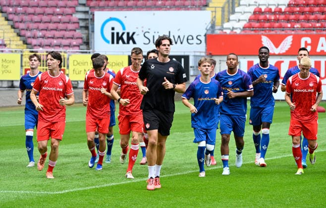 Fussball - 2. Bundesliga - Saison 2026 27 1. FC Kaiserslautern 29.06.2026 1. Training für die neue Saison Die ersten runden wurden gedreht: mi: Trainer Nils VOGT 1. FC Kaiserslautern *** Soccer, 2. Bundesliga, 2026–27 Season, 1. FC Kaiserslautern, June 29, 2026, 1. Training for the new season: The first sessions were held with coach Nils VOGT, 1. FC Kaiserslautern