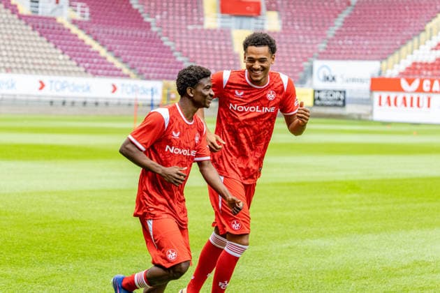 29.06.2026, xdaymx, Fussball 2.Bundesliga, 1.FC Kaiserslautern - Trainingsauftakt Saison 2026 27 vl. Ibrahim KanatÃ , Thierry Tazemeta haben sichtlich Freude beim Trainigsauftakt (DFL DFB REGULATIONS PROHIBIT ANY USE OF PHOTOGRAPHS as IMAGE SEQUENCES and or QUASI-VIDEO) Kaiserslautern *** June 29, 2026, xdaymx, Soccer 2. Bundesliga, 1. FC Kaiserslautern Start of Training for the 2026–27 Season, Ibrahim Kanato Thierry Tazemeta are clearly enjoying the start of training. DFL and DFB regulations prohibit any use of photographs as image sequences and or quasi-video. Kaiserslautern