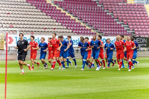 29.06.2026, xdaymx, Fussball 2.Bundesliga, 1.FC Kaiserslautern - Trainingsauftakt Saison 2026 27 Einlaufen der Mannschaft beim Trainingsauftakt mit dem neuen Co-Trainer Simon Pesch (DFL DFB REGULATIONS PROHIBIT ANY USE OF PHOTOGRAPHS as IMAGE SEQUENCES and or QUASI-VIDEO) Kaiserslautern *** June 29, 2026, xdaymx, Soccer 2. Bundesliga, 1 FC Kaiserslautern Starts Training for the 2026 Season 27 The team warms up at the start of training with new assistant coach Simon Pesch DFL DFB REGULATIONS PROHIBIT ANY USE OF PHOTOGRAPHS as IMAGE SEQUENCES and or QUASI-VIDEO Kaiserslautern
