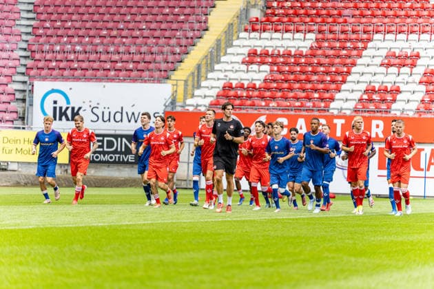 29.06.2026, xdaymx, Fussball 2.Bundesliga, 1.FC Kaiserslautern - Trainingsauftakt Saison 2026 27 Einlaufen der Mannschaft beim Trainingsauftakt mit dem neuen Co-Trainer Simon Pesch (DFL DFB REGULATIONS PROHIBIT ANY USE OF PHOTOGRAPHS as IMAGE SEQUENCES and or QUASI-VIDEO) Kaiserslautern *** June 29, 2026, xdaymx, Soccer 2. Bundesliga, 1 FC Kaiserslautern Starts Training for the 2026 Season 27 The team warms up at the start of training with new assistant coach Simon Pesch DFL DFB REGULATIONS PROHIBIT ANY USE OF PHOTOGRAPHS as IMAGE SEQUENCES and or QUASI-VIDEO Kaiserslautern