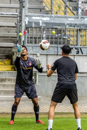 29.06.2026, xdaymx, Fussball 2.Bundesliga, 1.FC Kaiserslautern - Trainingsauftakt Saison 2026 27, Koordinationsübungen mit dem neuen Torhüter des FC Kaiserslautern, Yannick Onohiol (DFL DFB REGULATIONS PROHIBIT ANY USE OF PHOTOGRAPHS as IMAGE SEQUENCES and or QUASI-VIDEO) Kaiserslautern *** June 29, 2026, xdaymx, Soccer 2. Bundesliga, 1. FC Kaiserslautern Start of Training for the 2026–27 Season, Coordination exercises with 1. FC Kaiserslautern’s new goalkeeper, Yannick Onohiol DFL DFB REGULATIONS PROHIBIT ANY USE OF PHOTOGRAPHS AS IMAGE SEQUENCES AND OR QUASI-VIDEO Kaiserslautern