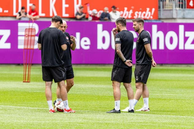 29.06.2026, xdaymx, Fussball 2.Bundesliga, 1.FC Kaiserslautern - Trainingsauftakt Saison 2026 27, das neue Trainerteam berät sich beim Trainingsauftakt (DFL DFB REGULATIONS PROHIBIT ANY USE OF PHOTOGRAPHS as IMAGE SEQUENCES and or QUASI-VIDEO) Kaiserslautern *** June 29, 2026, xdaymx, Soccer 2. Bundesliga, 1 FC Kaiserslautern Kicks Off Training for the 2026–27 Season; the new coaching staff holds a meeting at the start of training. DFL and DFB regulations prohibit any use of photographs as image sequences and or quasi-video. Kaiserslautern