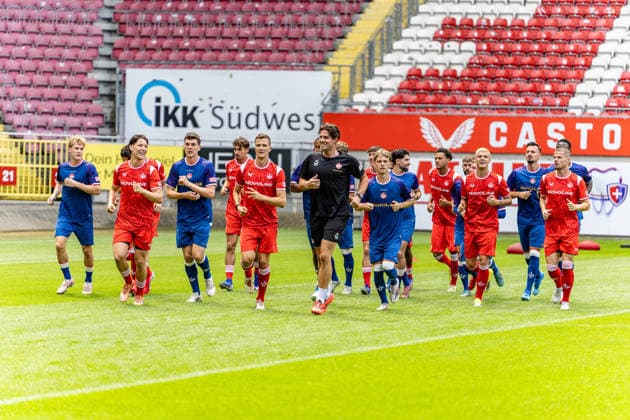 29.06.2026, xdaymx, Fussball 2.Bundesliga, 1.FC Kaiserslautern - Trainingsauftakt Saison 2026 27, Einlaufen der Mannschaft mit dem neuen Co-Trainer Simon Pesch (DFL DFB REGULATIONS PROHIBIT ANY USE OF PHOTOGRAPHS as IMAGE SEQUENCES and or QUASI-VIDEO) Kaiserslautern *** June 29, 2026, xdaymx, Soccer 2. Bundesliga, 1 FC Kaiserslautern Starts Training for the 2026–27 Season, Team Warm-up with New Assistant Coach Simon Pesch DFL DFB REGULATIONS PROHIBIT ANY USE OF PHOTOGRAPHS as IMAGE SEQUENCES and or QUASI-VIDEO Kaiserslautern