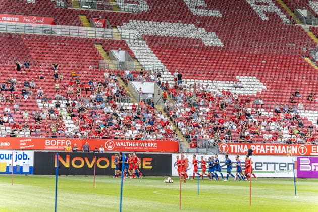 29.06.2026, xdaymx, Fussball 2.Bundesliga, 1.FC Kaiserslautern - Trainingsauftakt Saison 2026 27, Fans schauen sich den Trainingsauftakt des 1. FC Kaiserslautern auf der Südtribüne an. (DFL DFB REGULATIONS PROHIBIT ANY USE OF PHOTOGRAPHS as IMAGE SEQUENCES and or QUASI-VIDEO) Kaiserslautern *** June 29, 2026, xdaymx, Soccer 2. Bundesliga, 1 FC Kaiserslautern Start of Training for the 2026–27 Season, Fans watch 1 FC Kaiserslautern’s start of training from the South Stand. DFL and DFB regulations prohibit any use of photographs as image sequences and or quasi-video. Kaiserslautern