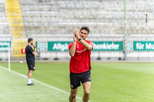 29.06.2026, xdaymx, Fussball 2.Bundesliga, 1.FC Kaiserslautern - Trainingsauftakt Saison 2026 27, Ivan Prtajin beim Trainingsauftakt, der nach seiner Verletzung von den Fans gefeiert wird, während er am Seitenrand Läufe absolviert. (DFL DFB REGULATIONS PROHIBIT ANY USE OF PHOTOGRAPHS as IMAGE SEQUENCES and or QUASI-VIDEO) Kaiserslautern *** June 29, 2026, xdaymx, Soccer 2. Bundesliga, 1. FC Kaiserslautern Start of Training for the 2026–27 Season, Ivan Prtajin at the start of training, celebrated by fans after his injury as he runs along the sideline. DFL DFB REGULATIONS PROHIBIT ANY USE OF PHOTOGRAPHS AS IMAGE SEQUENCES AND OR QUASI-VIDEO. Kaiserslautern