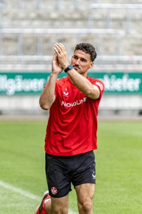 29.06.2026, xdaymx, Fussball 2.Bundesliga, 1.FC Kaiserslautern - Trainingsauftakt Saison 2026 27, Ivan Prtajin beim Trainingsauftakt, der nach seiner Verletzung von den Fans gefeiert wird, während er am Seitenrand Läufe absolviert. (DFL DFB REGULATIONS PROHIBIT ANY USE OF PHOTOGRAPHS as IMAGE SEQUENCES and or QUASI-VIDEO) Kaiserslautern *** June 29, 2026, xdaymx, Soccer 2. Bundesliga, 1. FC Kaiserslautern Start of Training for the 2026–27 Season, Ivan Prtajin at the start of training, celebrated by fans after his injury as he runs along the sideline. DFL DFB REGULATIONS PROHIBIT ANY USE OF PHOTOGRAPHS AS IMAGE SEQUENCES AND OR QUASI-VIDEO. Kaiserslautern