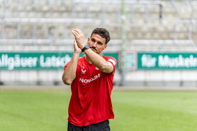 29.06.2026, xdaymx, Fussball 2.Bundesliga, 1.FC Kaiserslautern - Trainingsauftakt Saison 2026 27, Ivan Prtajin beim Trainingsauftakt, der nach seiner Verletzung von den Fans gefeiert wird, während er am Seitenrand Läufe absolviert. (DFL DFB REGULATIONS PROHIBIT ANY USE OF PHOTOGRAPHS as IMAGE SEQUENCES and or QUASI-VIDEO) Kaiserslautern *** June 29, 2026, xdaymx, Soccer 2. Bundesliga, 1. FC Kaiserslautern Start of Training for the 2026–27 Season, Ivan Prtajin at the start of training, celebrated by fans after his injury as he runs along the sideline. DFL DFB REGULATIONS PROHIBIT ANY USE OF PHOTOGRAPHS AS IMAGE SEQUENCES AND OR QUASI-VIDEO. Kaiserslautern