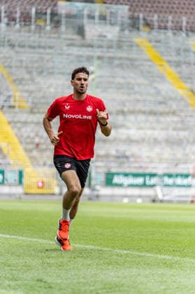 29.06.2026, xdaymx, Fussball 2.Bundesliga, 1.FC Kaiserslautern - Trainingsauftakt Saison 2026 27, Ivan Prtajin beim Trainingsauftakt, der nach seiner Verletzung von den Fans gefeiert wird, während er am Seitenrand Läufe absolviert. (DFL DFB REGULATIONS PROHIBIT ANY USE OF PHOTOGRAPHS as IMAGE SEQUENCES and or QUASI-VIDEO) Kaiserslautern *** June 29, 2026, xdaymx, Soccer 2. Bundesliga, 1. FC Kaiserslautern Start of Training for the 2026–27 Season, Ivan Prtajin at the start of training, celebrated by fans after his injury as he runs along the sideline. DFL DFB REGULATIONS PROHIBIT ANY USE OF PHOTOGRAPHS AS IMAGE SEQUENCES AND OR QUASI-VIDEO. Kaiserslautern