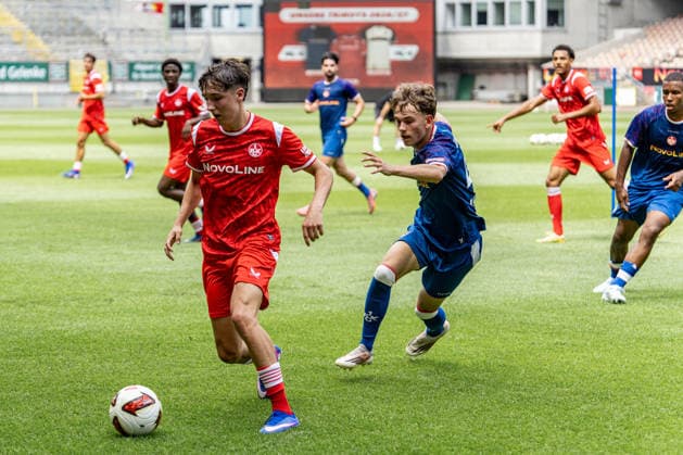 29.06.2026, xdaymx, Fussball 2.Bundesliga, 1.FC Kaiserslautern - Trainingsauftakt Saison 2026 27, vl. Owen Gibs im Zweikampf mit Ben Jungfleisch beim Trainingsspiel (DFL DFB REGULATIONS PROHIBIT ANY USE OF PHOTOGRAPHS as IMAGE SEQUENCES and or QUASI-VIDEO) Kaiserslautern *** June 29, 2026, xdaymx, Soccer 2. Bundesliga, 1 FC Kaiserslautern Kicks Off Training for the 2026-27 Season, vl Owen Gibs in a tackle with Ben Jungfleisch during a training match DFL DFB REGULATIONS PROHIBIT ANY USE OF PHOTOGRAPHS as IMAGE SEQUENCES and or QUASI-VIDEO Kaiserslautern