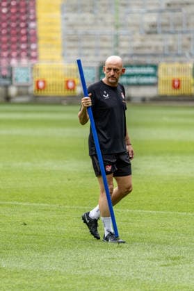 29.06.2026, xdaymx, Fussball 2.Bundesliga, 1.FC Kaiserslautern - Trainingsauftakt Saison 2026 27, Torsten Lieberknecht beim Trainingsauftakt (DFL DFB REGULATIONS PROHIBIT ANY USE OF PHOTOGRAPHS as IMAGE SEQUENCES and or QUASI-VIDEO) Kaiserslautern *** June 29, 2026, xdaymx, Soccer 2. Bundesliga, 1 FC Kaiserslautern Kicks Off Training for the 2026-27 Season, Torsten Lieberknecht at the Start of Training DFL DFB REGULATIONS PROHIBIT ANY USE OF PHOTOGRAPHS AS IMAGE SEQUENCES AND OR QUASI-VIDEO Kaiserslautern