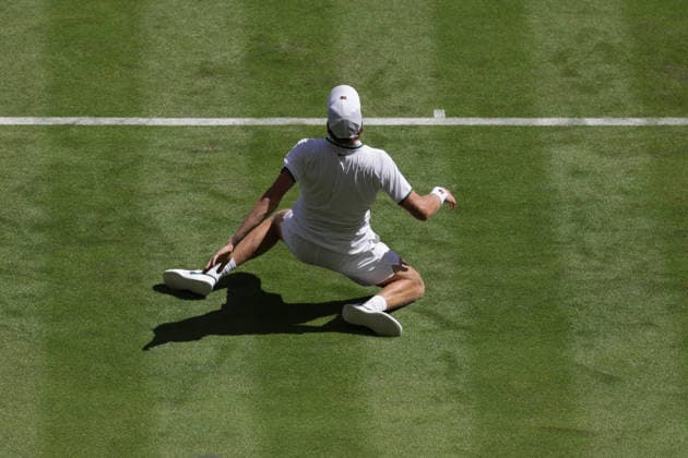Jannik Sinner (ITA) rutscht aus und stuerzt zu Boden, Verletzung, verletzt, Herren Einzel, Men s Singles Tennis - Wimbledon 2026 - Grand Slam ITF ATP, Tennis Herren WTA, Tennis Damen - AELTC - London - - Great Britain - 29 June 2026. *** Jannik Sinner (ITA) slips and falls to the ground, injury, injured, Men s Singles, Men s Singles Tennis, Wimbledon 2026, Grand Slam, ITF, ATP, WTA, AELTC, London, Great Britain, June 29, 2026 Copyright: xJuergenxHasenkopfx