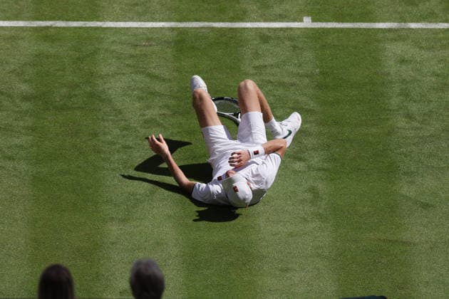 Jannik Sinner (ITA) rutscht aus und stuerzt zu Boden, Verletzung, verletzt, Herren Einzel, Men s Singles Tennis - Wimbledon 2026 - Grand Slam ITF ATP, Tennis Herren WTA, Tennis Damen - AELTC - London - - Great Britain - 29 June 2026. *** Jannik Sinner (ITA) slips and falls to the ground, injury, injured, Men s Singles, Men s Singles Tennis, Wimbledon 2026, Grand Slam, ITF, ATP, WTA, AELTC, London, Great Britain, June 29, 2026 Copyright: xJuergenxHasenkopfx