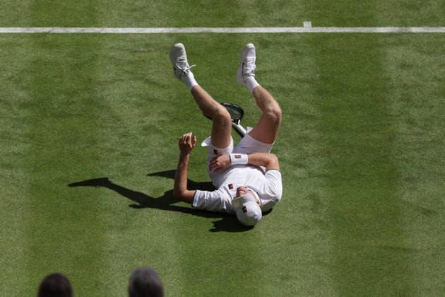 Sport Themen der Woche KW27 Jannik Sinner (ITA) rutscht aus und stuerzt zu Boden, Verletzung, verletzt, Herren Einzel, Men s Singles Tennis - Wimbledon 2026 - Grand Slam ITF ATP, Tennis Herren WTA, Tennis Damen - AELTC - London - - Great Britain - 29 June 2026. *** Jannik Sinner (ITA) slips and falls to the ground, injury, injured, Men s Singles, Men s Singles Tennis, Wimbledon 2026, Grand Slam, ITF, ATP, WTA, AELTC, London, Great Britain, June 29, 2026 Copyright: xJuergenxHasenkopfx