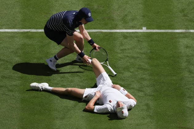 Jannik Sinner (ITA) rutscht aus und stuerzt zu Boden, Verletzung, verletzt, Herren Einzel, Men s Singles Tennis - Wimbledon 2026 - Grand Slam ITF ATP, Tennis Herren WTA, Tennis Damen - AELTC - London - - Great Britain - 29 June 2026. Copyright: xJuergenxHasenkopfx