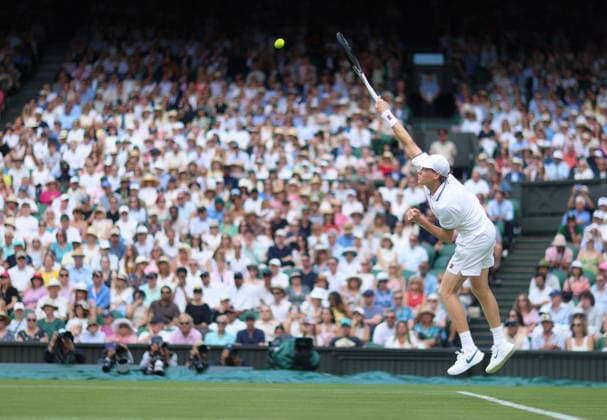Wimbledon Championships 2026, Day One, AELTC Wimbledon, London, UK - 29 06 2026 Jannik Sinner (ITA) serves during his first round match against Miomir Kecmanovic (SRB) in the 2026 Wimbledon Championships at the AELTC London London AELTC Wimbledon London GBR, UK NEWSPAPERS OUT Copyright: xMarkxGreenwoodx