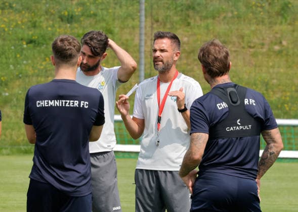 CFC_ Training 29.06.2026, Chemnitz, Sportforum, Fußball, Regionalliga Nordost, CFC, Training Die Mannschaft des CFC bereitet sich mit dem Training auf die neue Spiel- Saison vor. Nach einem sprichwörtlichem heißem Wochenende traf man sich 15 Uhr zu Trainimg Trainer Benjamin Duda erklärt das Programm der Woche Chemnitz Sachsen BRD *** CFC Practice June 29, 2026, Chemnitz, Sportforum, Sports, Soccer, Northeast Regional League, CFC, Practice The CFC team is preparing for the new season with practice. After a proverbially hot weekend, the team met at 3:00 p.m. for practice. Coach Benjamin Duda explains the week’s schedule. Chemnitz, Saxony, Germany
