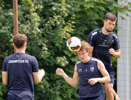 CFC_ Training 29.06.2026, Chemnitz, Sportforum, Fußball, Regionalliga Nordost, CFC, Training Die Mannschaft des CFC bereitet sich mit dem Training auf die neue Spiel- Saison vor. Nach einem sprichwörtlichem heißem Wochenende traf man sich 15 Uhr zu Trainimg (8) Sam Biven am Ball Chemnitz Sachsen BRD *** CFC Practice June 29, 2026, Chemnitz, Sportforum, Sports, Soccer, Northeast Regional League, CFC, Practice The CFC team is preparing for the new season with practice. After a proverbially hot weekend, the team met at 3:00 p.m. for practice. Sam Biven on the ball. Chemnitz, Saxony, Germany