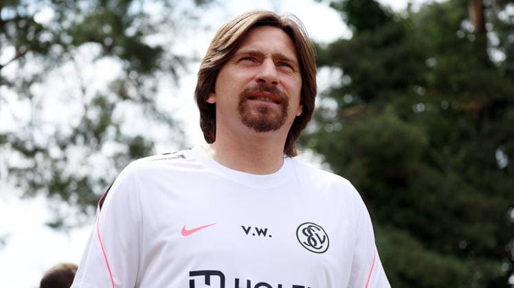 29.06.2026, xrekx, Fussball 1.Bundesliga, SV Elversberg - Trainingsauftakt Saison 202627 v.l. Vincent Wagner Trainer (SV 07 Elversberg) (DFL DFB REGULATIONS PROHIBIT ANY USE OF PHOTOGRAPHS as IMAGE SEQUENCES and or QUASI-VIDEO) Elversberg *** June 29, 2026, xrekx, Soccer, Bundesliga 1, SV Elversberg Kicks Off Training for the 2026–27 Season; from left: Vincent Wagner, Coach of SV 07 Elversberg. DFL and DFB regulations prohibit any use of photographs as image sequences and or quasi-video. Elversberg