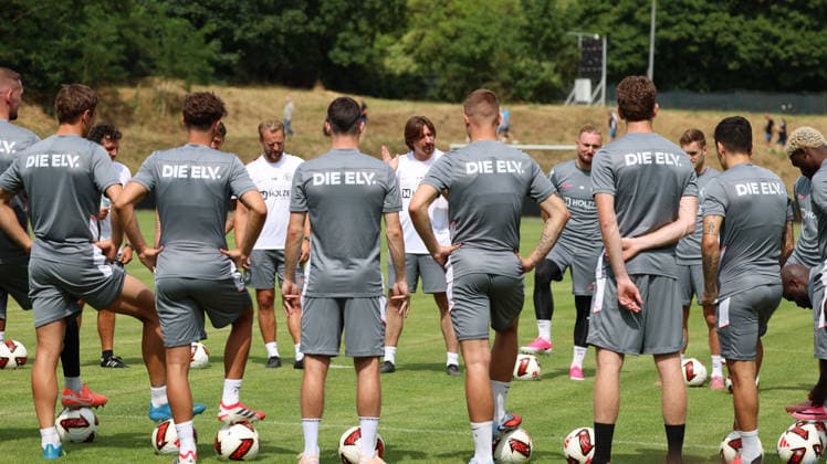 29.06.2026, xrekx, Fussball 1.Bundesliga, SV Elversberg - Trainingsauftakt Saison 202627 v.l. Vincent Wagner Trainer (SV 07 Elversberg) Teamkreis (DFL DFB REGULATIONS PROHIBIT ANY USE OF PHOTOGRAPHS as IMAGE SEQUENCES and or QUASI-VIDEO) Elversberg *** June 29, 2026, xrekx, Soccer, Bundesliga 1, SV Elversberg Kicks Off Training for the 2026–27 Season; from left: Vincent Wagner, Coach of SV 07 Elversberg; Team Circle. DFL and DFB regulations prohibit any use of photographs as image sequences and or quasi-video. Elversberg