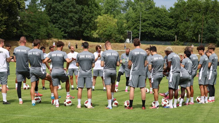 29.06.2026, xrekx, Fussball 1.Bundesliga, SV Elversberg - Trainingsauftakt Saison 202627 v.l. Vincent Wagner Trainer (SV 07 Elversberg) Teamkreis (DFL DFB REGULATIONS PROHIBIT ANY USE OF PHOTOGRAPHS as IMAGE SEQUENCES and or QUASI-VIDEO) Elversberg *** June 29, 2026, xrekx, Soccer, Bundesliga 1, SV Elversberg Kicks Off Training for the 2026–27 Season; from left: Vincent Wagner, Coach of SV 07 Elversberg; Team Circle. DFL and DFB regulations prohibit any use of photographs as image sequences and or quasi-video. Elversberg