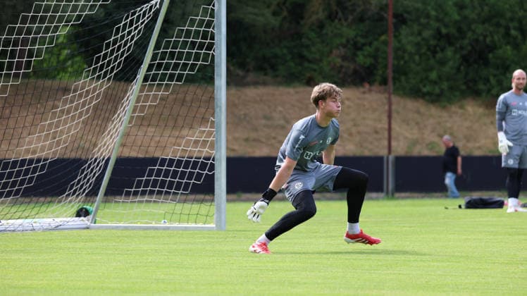 29.06.2026, xrekx, Fussball 1.Bundesliga, SV Elversberg - Trainingsauftakt Saison 202627 v.l. Elias Etringer (SV 07 Elversberg (DFL DFB REGULATIONS PROHIBIT ANY USE OF PHOTOGRAPHS as IMAGE SEQUENCES and or QUASI-VIDEO) Elversberg *** June 29, 2026, xrekx, Soccer, Bundesliga 1, SV Elversberg Kicks Off Training for the 2026–27 Season; from left: Elias Etringer, SV 07 Elversberg. DFL and DFB regulations prohibit any use of photographs as image sequences and or quasi-video. Elversberg