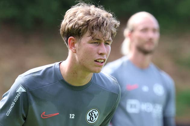 29.06.2026, xrekx, Fussball 1.Bundesliga, SV Elversberg - Trainingsauftakt Saison 202627 v.l. Elias Etringer (SV 07 Elversberg Tim Boss (SV 07 Elversberg) (DFL DFB REGULATIONS PROHIBIT ANY USE OF PHOTOGRAPHS as IMAGE SEQUENCES and or QUASI-VIDEO) Elversberg *** June 29, 2026, xrekx, Soccer, Bundesliga 1, SV Elversberg Starts Training for the 2026–27 Season; from left: Elias Etringer, SV 07 Elversberg; Tim Boss, SV 07 Elversberg. DFL and DFB regulations prohibit any use of photographs as image sequences and or quasi-video. Elversberg