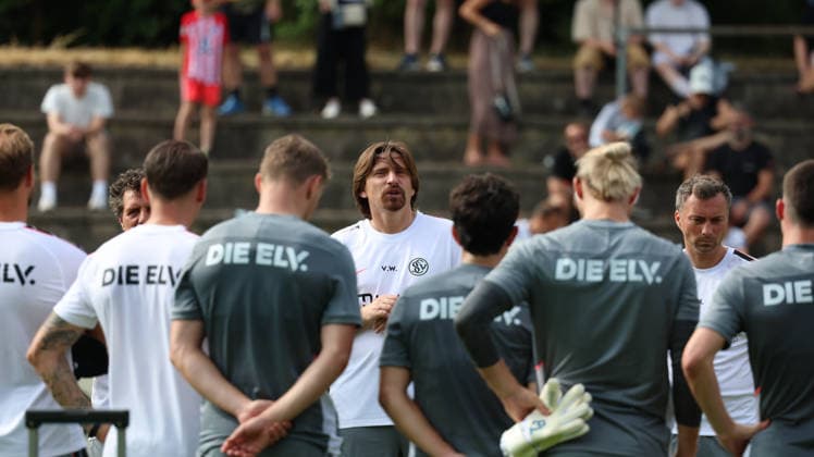 29.06.2026, xrekx, Fussball 1.Bundesliga, SV Elversberg - Trainingsauftakt Saison 202627 v.l. Vincent Wagner Trainer (SV 07 Elversberg) Teamkreis Ende (DFL DFB REGULATIONS PROHIBIT ANY USE OF PHOTOGRAPHS as IMAGE SEQUENCES and or QUASI-VIDEO) Elversberg *** June 29, 2026, xrekx, Soccer, Bundesliga 1, SV Elversberg Kicks Off Training for the 2026–27 Season; from left: Vincent Wagner, Coach of SV 07 Elversberg; team circle. End. DFL and DFB regulations prohibit any use of photographs as image sequences and or quasi-video. Elversberg