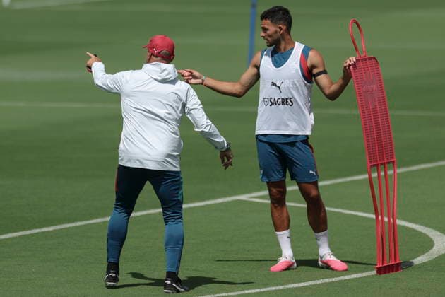FIFA World Cup, WM, Weltmeisterschaft, Fussball 2026 - Portugal training Portugal soccer team head coach Roberto Martinez (L) talks to his player Goncalo Ramos during the training session at the training site at Garden District Park for the FIFA World Cup 2026, Palm Beach, Florida, USA, 29 June 2026. Portgual plays a round of 32 match on 03 July against Croatia. Palm Beach Florida United States  Copyright: xMIGUELxA.xLOPESx