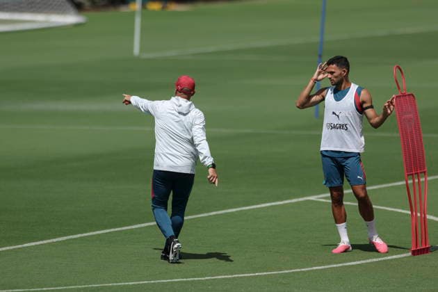 FIFA World Cup, WM, Weltmeisterschaft, Fussball 2026 - Portugal training Portugal soccer team head coach Roberto Martinez (L) talks to his player Goncalo Ramos during the training session at the training site at Garden District Park for the FIFA World Cup 2026, Palm Beach, Florida, USA, 29 June 2026. Portgual plays a round of 32 match on 03 July against Croatia. Palm Beach Florida United States  Copyright: xMIGUELxA.xLOPESx
