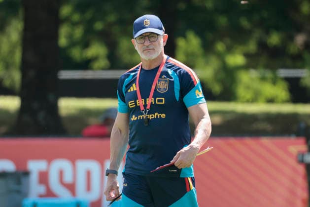 Head coach of Spain Luis de la Fuente reacts during the team s training session in Chattanooga, Tenesse, US, at the 2026 FIFA World Cup, WM, Weltmeisterschaft, Fussball on 29 June 2026. Training session of Spain in Chattanooga !ACHTUNG: NUR REDAKTIONELLE NUTZUNG!  Copyright: xLavandeiraxJr.x GRAF7710 20260629-55020746642_1