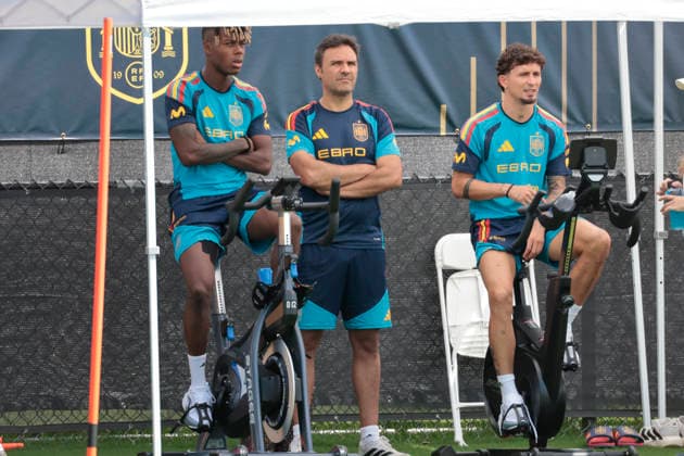 Injured players of Spain Jeremy Pino (R) and Nico Williams (L) react during the team s training session in Chattanooga, Tenesse, US, at the 2026 FIFA World Cup, WM, Weltmeisterschaft, Fussball on 29 June 2026. Training session of Spain in Chattanooga !ACHTUNG: NUR REDAKTIONELLE NUTZUNG!  Copyright: xLavandeiraxJr.x GRAF7711 20260629-55020746654_1