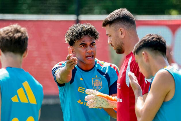 Players of Spain Lamine Yamal (2-L) and Unai Simon (2-R) react during the team s training session in Chattanooga, Tenesse, US, at the 2026 FIFA World Cup, WM, Weltmeisterschaft, Fussball on 29 June 2026. Training session of Spain in Chattanooga !ACHTUNG: NUR REDAKTIONELLE NUTZUNG!  Copyright: xLavandeiraxJr.x GRAF7722 20260629-55020746676_1