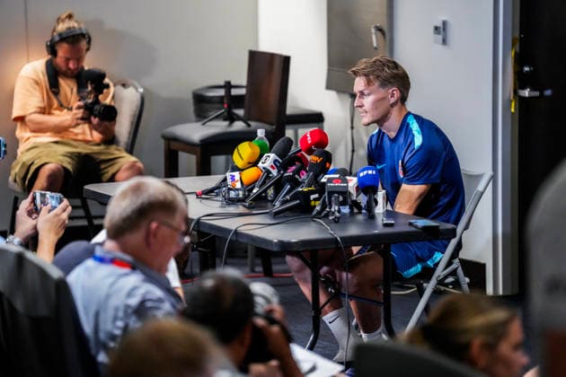 World Cup 2026 Dallas, Texas , USA 20260629. Kristoffer Ajer during a press conference, PK, Pressekonferenz with the Norwegian men s national football team at (SMU) Southern Methodist University in Dallas. Photo: Fredrik Varfjell NTB Dallas, Texas United States EDITORIAL USE ONLY. RESTRICTED USE FOR BETTING COMPANIES Ref:_SPOqUWHAFKnj3U.jpg *** 2026 World Cup, Dallas, Texas, USA 20260629 Kristoffer Ajer during a press conference with the Norwegian men’s national soccer team at SMU (Southern Methodist University) in Dallas. Photo: Fredrik Varfjell, NTB. Dallas, Texas, United States. EDITORIAL USE ONLY. RESTRICTED USE FOR BETTING COMPANIES.  Copyright: xFredrikxVarfjellx xNTBx