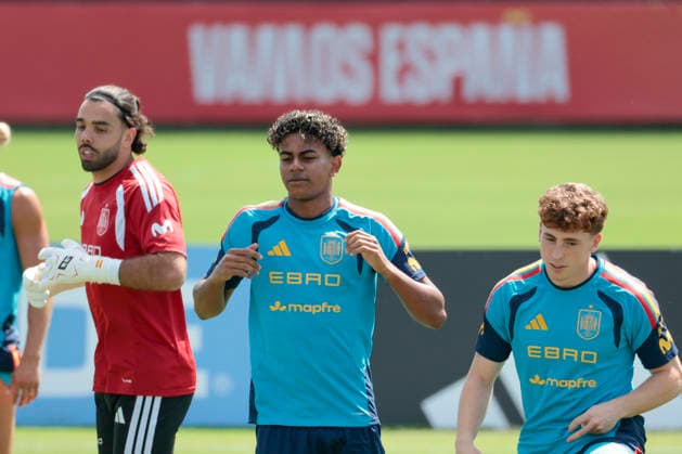 Players of Spain Lamine Yamal (C) and Victor Munoz (R) react during the team s training session in Chattanooga, Tenesse, US, at the 2026 FIFA World Cup, WM, Weltmeisterschaft, Fussball on 29 June 2026. Training session of Spain in Chattanooga !ACHTUNG: NUR REDAKTIONELLE NUTZUNG!  Copyright: xLavandeiraxJr.x GRAF7719 20260629-55020746685_1