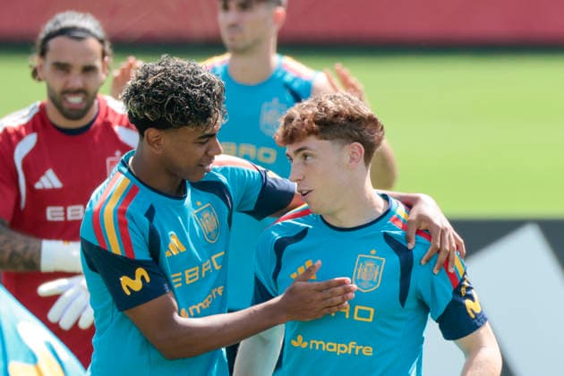 Players of Spain Victor Munoz (R) and Lamine Yamal react during the team s training session in Chattanooga, Tenesse, US, at the 2026 FIFA World Cup, WM, Weltmeisterschaft, Fussball on 29 June 2026. Training session of Spain in Chattanooga !ACHTUNG: NUR REDAKTIONELLE NUTZUNG!  Copyright: xLavandeiraxJr.x GRAF7717 20260629-55020746702_1