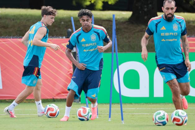 Player of Spain Gavi (L), Lamine Yamal (C) and Borja Iglesias react during the team s training session in Chattanooga, Tenesse, US, at the 2026 FIFA World Cup, WM, Weltmeisterschaft, Fussball on 29 June 2026. Training session of Spain in Chattanooga !ACHTUNG: NUR REDAKTIONELLE NUTZUNG!  Copyright: xLavandeiraxJr.x GRAF7715 20260629-55020746732_1