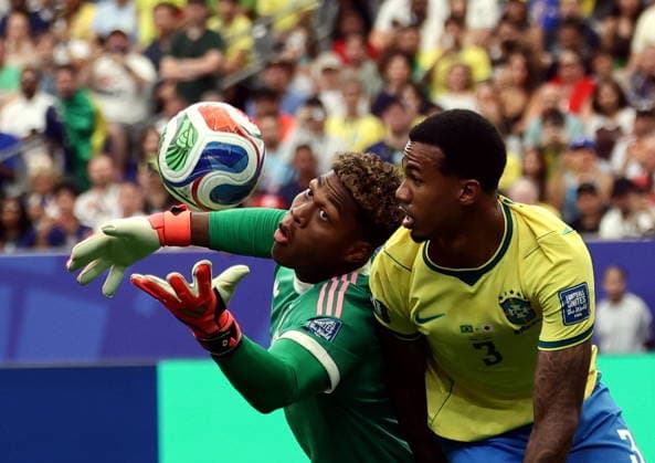 FIFA World Cup, WM, Weltmeisterschaft, Fussball 2026 - Round of 32 - Brazil vs Japan Goalkeeper Zion Suzuki of Japan (L) and Gabriel Magalhaes of Brazil in action during the FIFA World Cup 2026 Round of 32 match Brazil against Japan, in Houston, USA, 29 June 2026. HOUSTON United States  Copyright: xCHRISTOPHERxNEUNDORFx