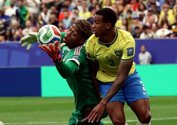 FIFA World Cup, WM, Weltmeisterschaft, Fussball 2026 - Round of 32 - Brazil vs Japan Goalkeeper Zion Suzuki of Japan (L) and Gabriel Magalhaes of Brazil in action during the FIFA World Cup 2026 Round of 32 match Brazil against Japan, in Houston, USA, 29 June 2026. HOUSTON United States  Copyright: xCHRISTOPHERxNEUNDORFx