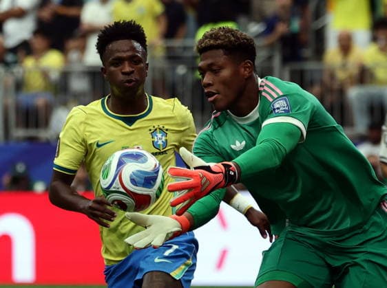 FIFA World Cup, WM, Weltmeisterschaft, Fussball 2026 - Round of 32 - Brazil vs Japan Vinicius Junior of Brazil (L) and goalkeeper Zion Suzuki of Japan in action during the FIFA World Cup 2026 Round of 32 match Brazil against Japan, in Houston, USA, 29 June 2026. HOUSTON United States  Copyright: xCHRISTOPHERxNEUNDORFx