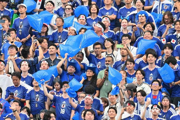 FIFA World Cup, WM, Weltmeisterschaft, Fussball 2026 - Round of 32 - Brazil vs Japan Supporters of Japan with garbage bags cheer during the FIFA World Cup 2026 Round of 32 match Brazil against Japan, in Houston, USA, 29 June 2026. HOUSTON United States  Copyright: xSAMxWASSONx