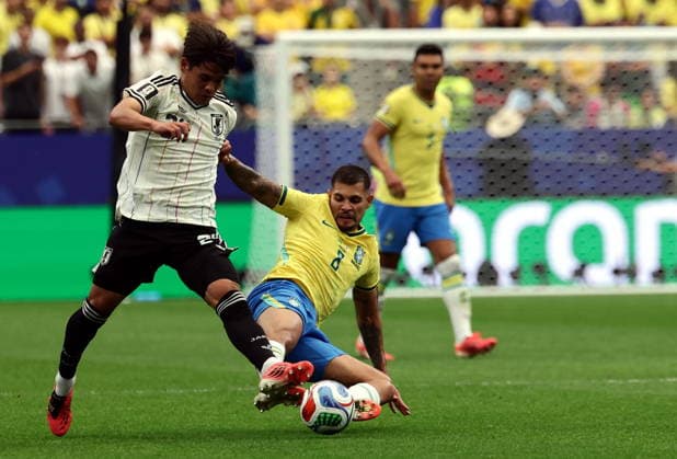 FIFA World Cup, WM, Weltmeisterschaft, Fussball 2026 - Round of 32 - Brazil vs Japan Kaishu Sano of Japan (L) and Bruno Guimaraes of Brazil in action during the FIFA World Cup 2026 Round of 32 match Brazil against Japan, in Houston, USA, 29 June 2026. HOUSTON United States  Copyright: xCHRISTOPHERxNEUNDORFx