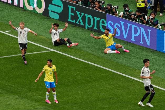 Matheus Cunha of Brazil looks to referee Maurizio Mariani for a foul Brazil v Japan, 2026 FIFA World Cup, WM, Weltmeisterschaft, Fussball Round of 32, Football, Houston Stadium, Houston, Texas, USA - 29 Jun 2026Houston Houston Stadium Texas (TX) United States of America  Copyright: xIsmaelxAdnan Shutterstockx 16968921ad