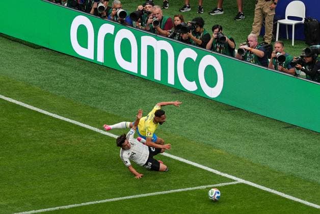 Matheus Cunha of Brazil goes down after a challenge from Kaishu Sano of Japan Brazil v Japan, 2026 FIFA World Cup, WM, Weltmeisterschaft, Fussball Round of 32, Football, Houston Stadium, Houston, Texas, USA - 29 Jun 2026Houston Houston Stadium Texas (TX) United States of America  Copyright: xIsmaelxAdnan Shutterstockx 16968921ae