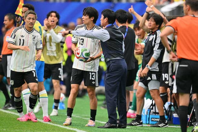 FIFA World Cup, WM, Weltmeisterschaft, Fussball 2026 - Round of 32 - Brazil vs Japan Japan s head coach Hajime Moriyasu gives instructions to his player Keito Nakamura (C) during the FIFA World Cup 2026 Round of 32 match Brazil against Japan, in Houston, USA, 29 June 2026. HOUSTON United States  Copyright: xSAMxWASSONx