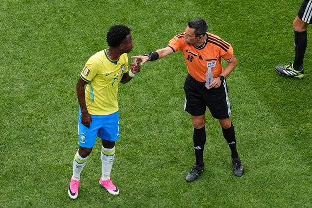 Vinicius Junior of Brazil complains to referee Maurizio Mariani Brazil v Japan, 2026 FIFA World Cup, WM, Weltmeisterschaft, Fussball Round of 32, Football, Houston Stadium, Houston, Texas, USA - 29 Jun 2026Houston Houston Stadium Texas (TX) United States of America  Copyright: xIsmaelxAdnan Shutterstockx 16968921ag