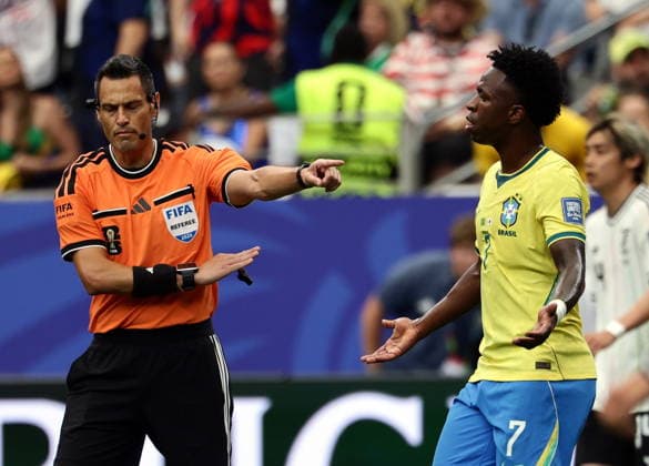 FIFA World Cup, WM, Weltmeisterschaft, Fussball 2026 - Round of 32 - Brazil vs Japan Referee Maurizio Mariani of Italy (L) and Vinicius Junior of Brazil during the FIFA World Cup 2026 Round of 32 match Brazil against Japan, in Houston, USA, 29 June 2026. HOUSTON United States  Copyright: xCHRISTOPHERxNEUNDORFx