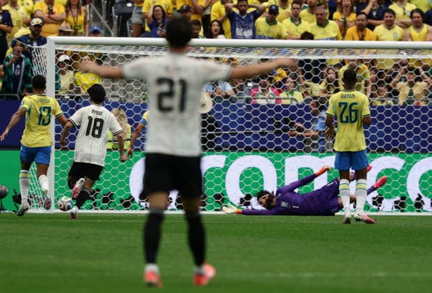 FIFA World Cup, WM, Weltmeisterschaft, Fussball 2026 - Round of 32 - Brazil vs Japan Goalkeeper Alisson of Brazil concedes the 0-1 during the FIFA World Cup 2026 Round of 32 match Brazil against Japan, in Houston, USA, 29 June 2026. HOUSTON United States  Copyright: xCHRISTOPHERxNEUNDORFx